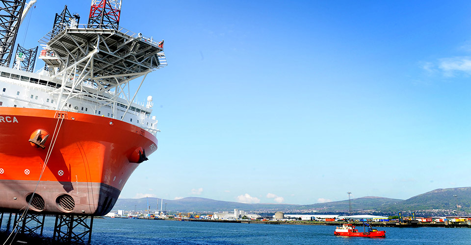 Offshore windfarm with ship